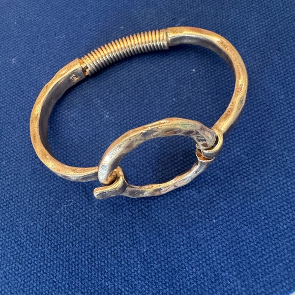 Elegant Gold-Toned Bracelet- easy on/easy off! Add some fun and flare to any day - Picture 1 of 7